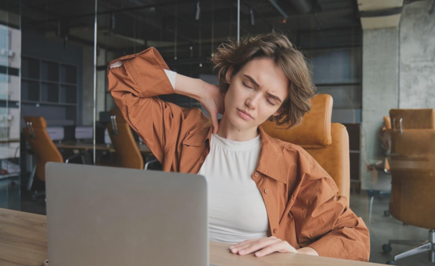 Moderne Arbeitsumgebung für App-Entwicklung mit Laptop und Smartphone